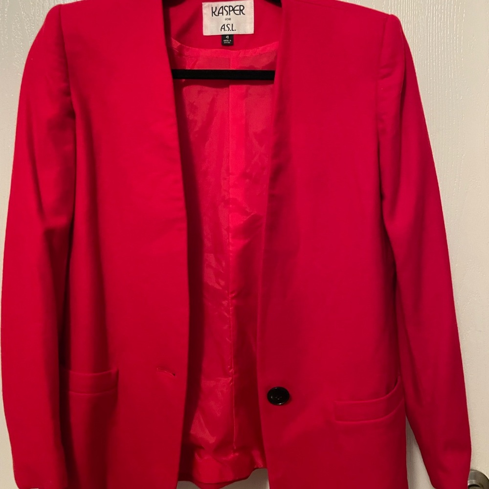 Kasper Red Blazer with Tailored Fit and Structured Design